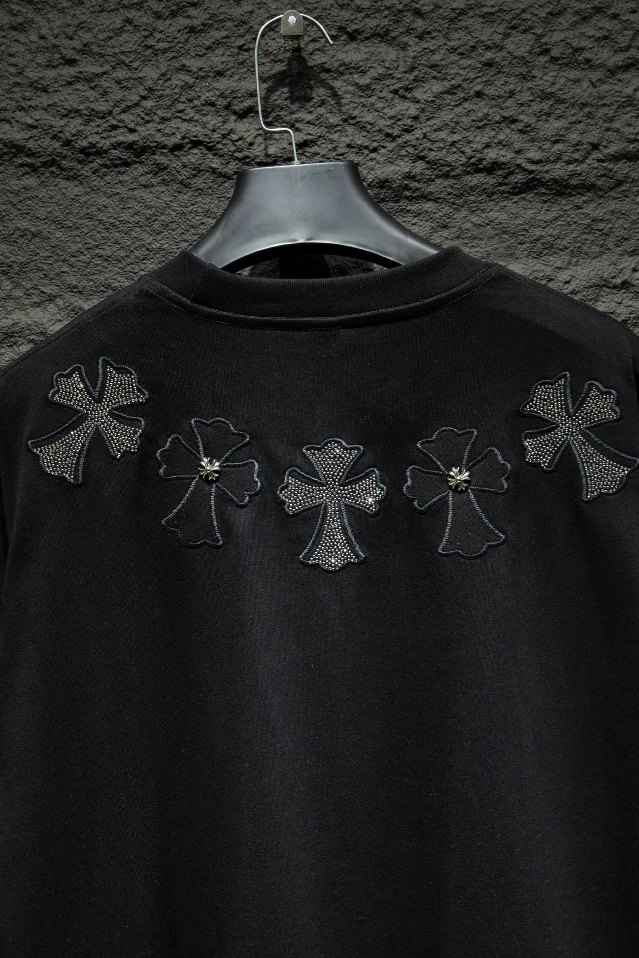 P180 🆕Chrome Hearts os version is really charming and Chrome Hearts is really a must-have. Each season's new version is made to the extreme. It is very practical and can be worn casually. Nice✔️ - ⚠️100% cotton. It is made of 32-count double yarn, 260-gram weight fabric and imported knitted carded cotton. It has moderate thickness, drape and contour, and the upper body is comfortable! ! It is very tolerant to fat body types and can instantly lose five pounds after wearing it!  Specially ordered multiple Austrian rhinestones, which have the bling bling effect of natural crystals under light. They have multi-faceted reflective points. The production cost is extremely high. The laser molding includes a computer engraving machine and a laser machine. The granules are accurate, and are finalized by high-temperature ironing. After ironing, you need to repeatedly test the firmness on the ironing pattern. It can show colorful reflections under the light. The collar webbing extends to the shoulder for reinforcement, and the stitching is reversed at the connection. The hem and cuffs are all made of 0.2mm gauge double-thread lathe. It is carefully produced at a high cost. The attitude of making goods with a magnifying glass restores the quality and effect of the product. The full set of customized accessories only presents every detail to customers. The letters are machine embroidered with imported materials after being adjusted according to the original details. The thickness is moderate. The hardware uses imported hardware accessories. Front panel # Back panel Simple elements # Artistically arranged English letters. Imported Tajima high-density heavy-duty embroidery technology. The font is three-dimensional and full. Handmade elements are added to the body, which greatly increases the interest of the clothing; unique visual effects. After special treatment, a unique effect is formed. An irregular hem is added to the version. This year's Kroxin is the main version. In the past two years, the oversize version has become the focus of the trend and has been a popular staple in the past two years. The change of designers has made this brand an instant hit. The progressive fashion of the times also needs the blood impact of fresh elements and trendy designs in order to continue its glory! It’s stylish both inside and outside, a must-have for high street travel! An absolute "eye-catching style" that can match couples 💏 Color: Black White Size: S M L XL